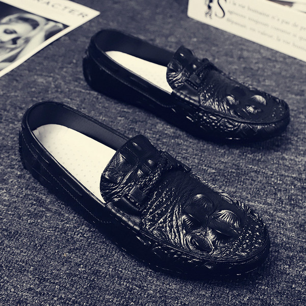 Dombornyomott öko bőrből készült férfi mokaszinok