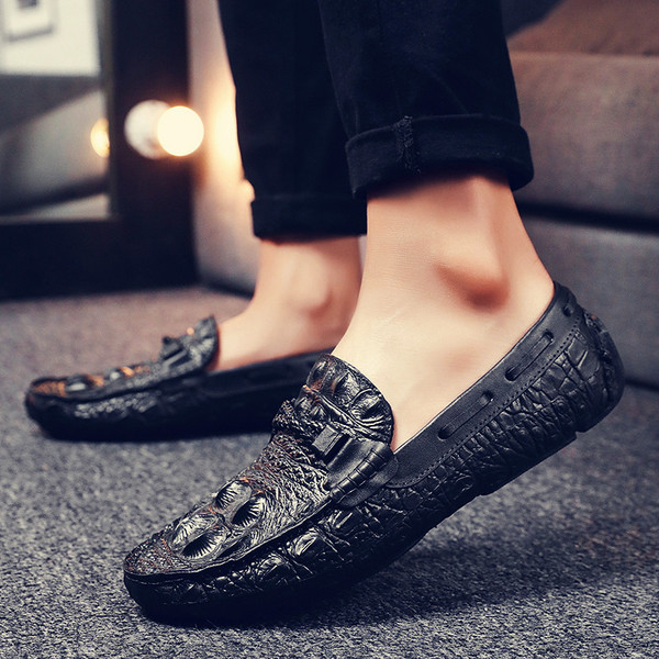 Dombornyomott öko bőrből készült férfi mokaszinok