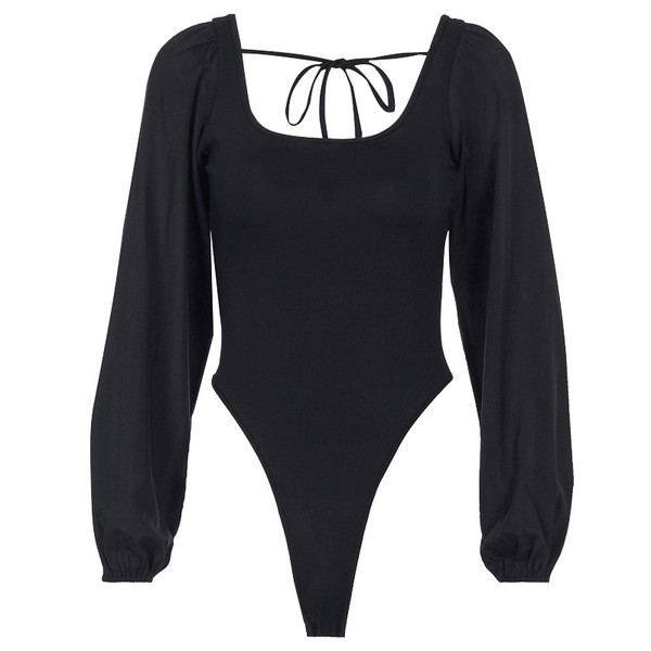 Stílusos női test négyzet alakú nyakkivágással és hosszú ujjakkal