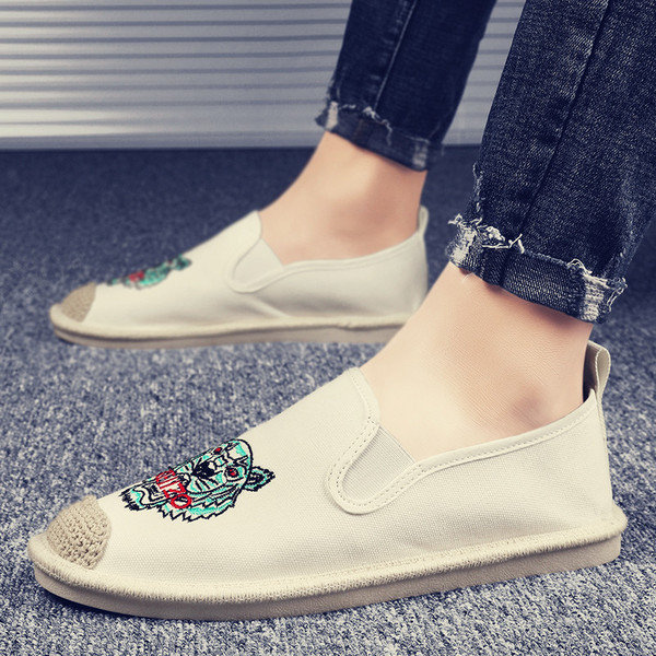 Alkalmi férfi mokaszinok hímzéssel