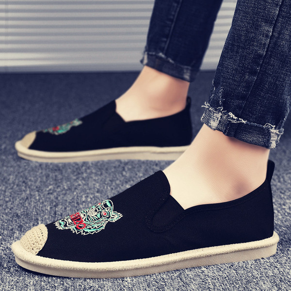 Alkalmi férfi mokaszinok hímzéssel