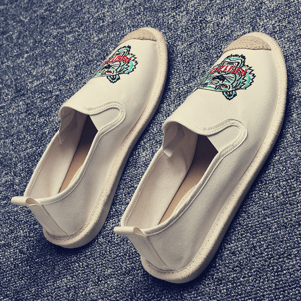 Alkalmi férfi mokaszinok hímzéssel