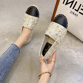 Modern női mokaszin kövekkel, lapos talppal