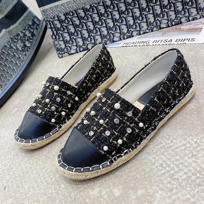 Modern női mokaszin kövekkel, lapos talppal