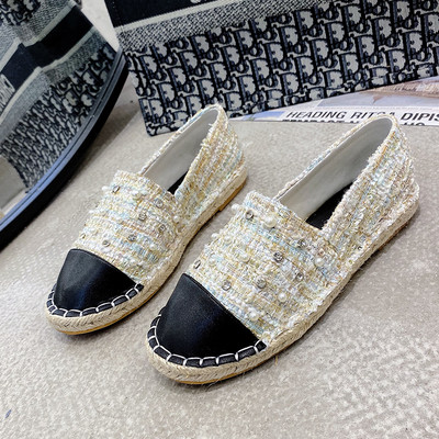 Modern női mokaszin kövekkel, lapos talppal