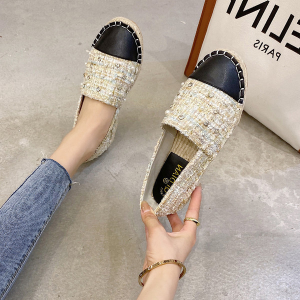 Modern női mokaszin kövekkel, lapos talppal