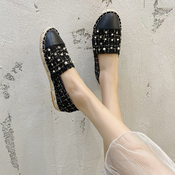 Modern női mokaszin kövekkel, lapos talppal