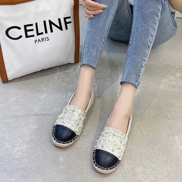 Modern női mokaszin kövekkel, lapos talppal