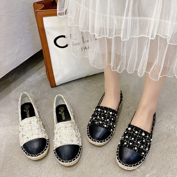 Modern női mokaszin kövekkel, lapos talppal