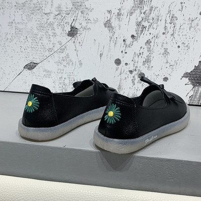 Alkalmi női mokaszinok hímzéssel és nyakkendővel