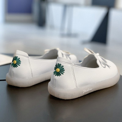 Alkalmi női mokaszinok hímzéssel és nyakkendővel