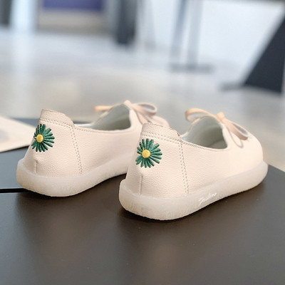 Alkalmi női mokaszinok hímzéssel és nyakkendővel