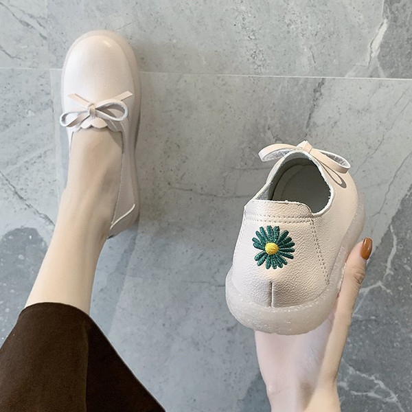 Alkalmi női mokaszinok hímzéssel és nyakkendővel