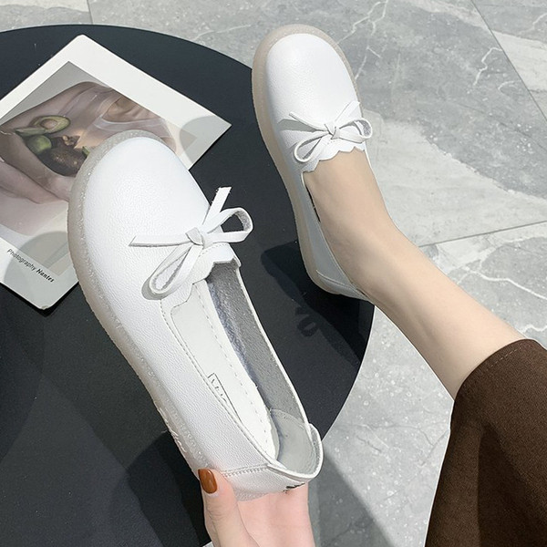 Alkalmi női mokaszinok hímzéssel és nyakkendővel