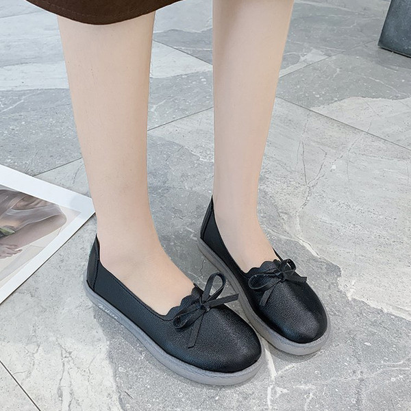 Alkalmi női mokaszinok hímzéssel és nyakkendővel