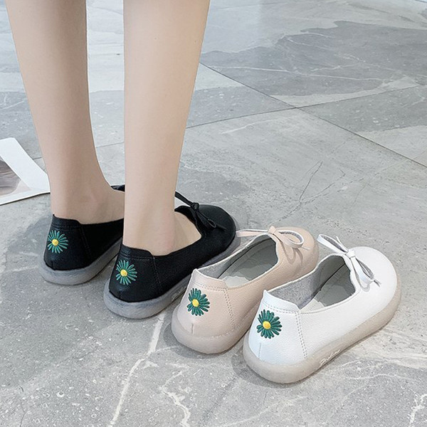 Alkalmi női mokaszinok hímzéssel és nyakkendővel