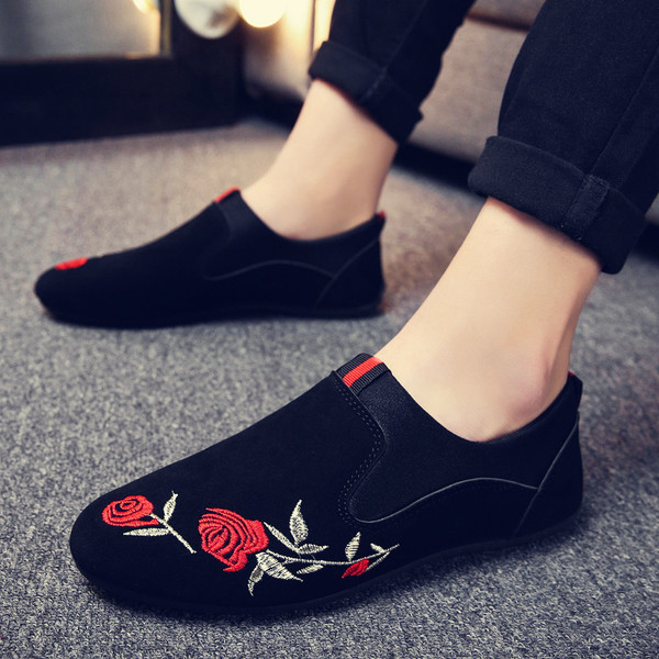 Ανδρικά μοκασίνια με ροζ κέντημα