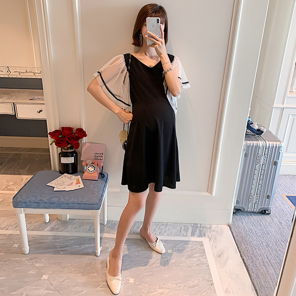 Stílusos fekete ruha terhes nők számára, átlátszó ujjal