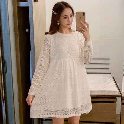 Rövid fehér ruha, hosszú ujjú terhes nők számára