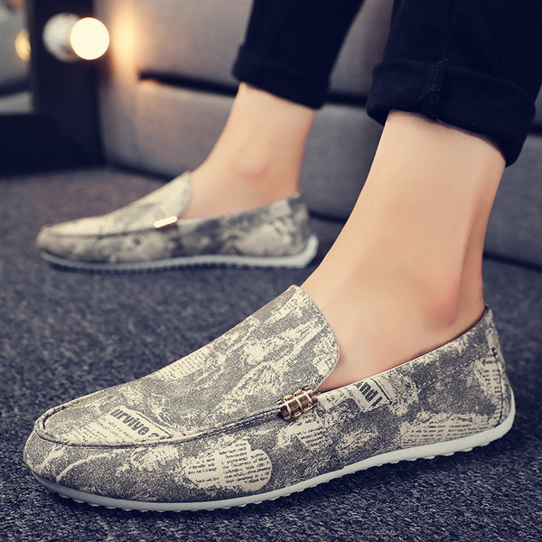 Alkalmi férfi mokaszinok textilből, fém elemmel