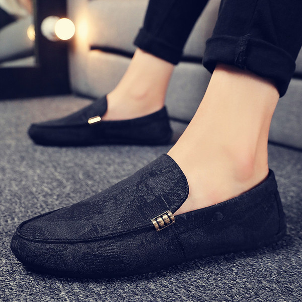 Alkalmi férfi mokaszinok textilből, fém elemmel