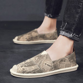 Alkalmi férfi mokaszinok újságnyomattal