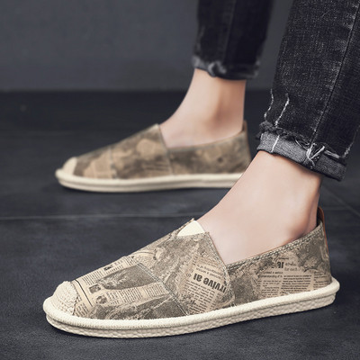 Alkalmi férfi mokaszinok újságnyomattal