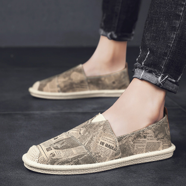 Alkalmi férfi mokaszinok újságnyomattal