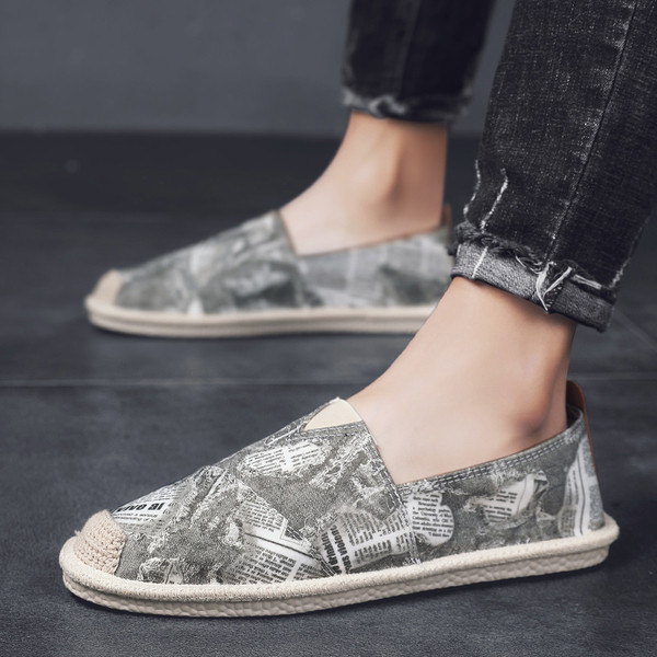 Alkalmi férfi mokaszinok újságnyomattal