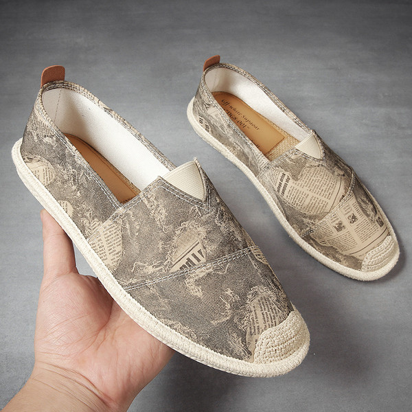 Alkalmi férfi mokaszinok újságnyomattal