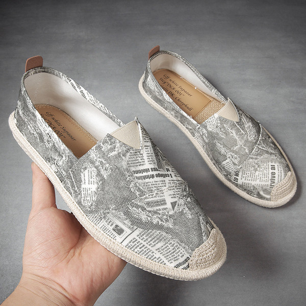 Alkalmi férfi mokaszinok újságnyomattal