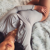 Modern női body hosszú ujjúval és spitz nyakkivágással