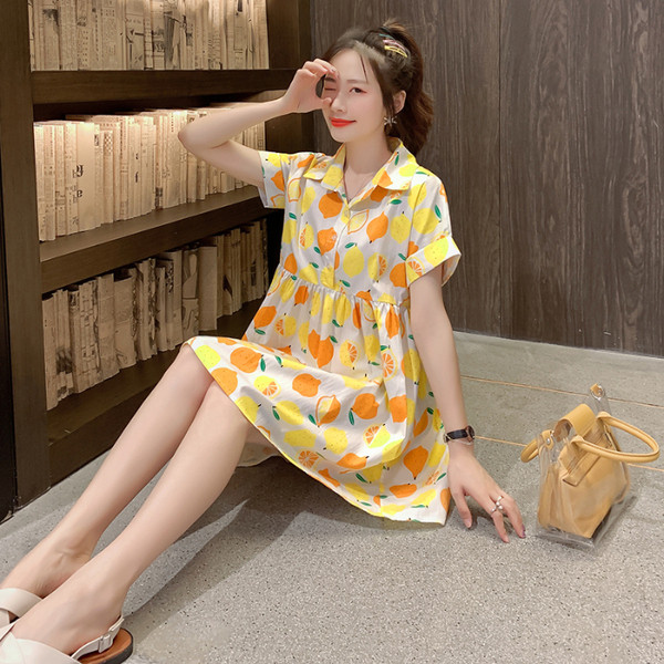 Nyári rövid ruha terhes nőknek klasszikus gallérral