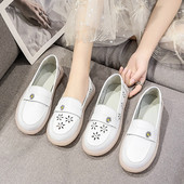 Modern női mokaszinok hímzéssel - két modell