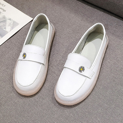 Modern női mokaszinok hímzéssel - két modell