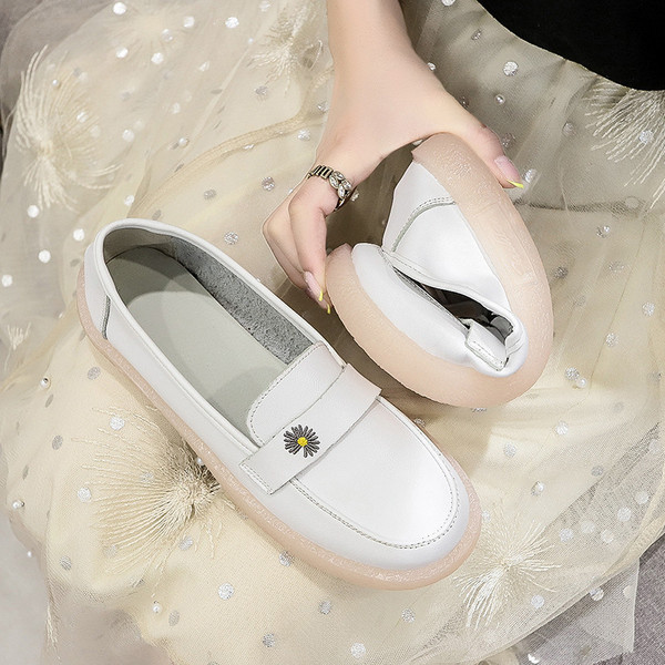 Modern női mokaszinok hímzéssel - két modell