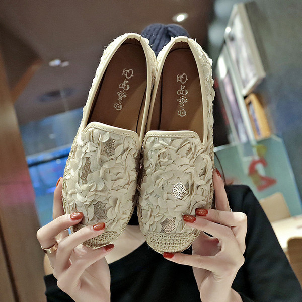 Női mokaszinok új modellje flitterekkel