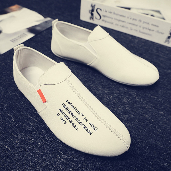 Öko-nahast moodsad meeste mokassiinid kirjaga