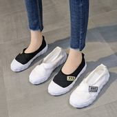 Alkalmi női mokaszin emblémával