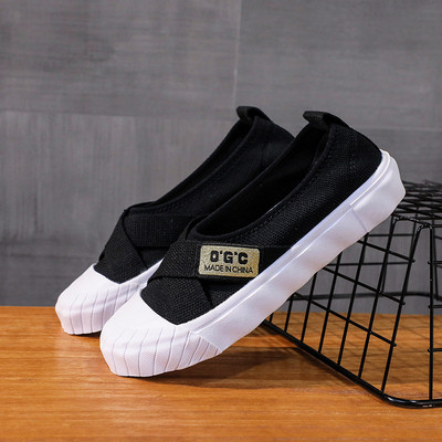 Alkalmi női mokaszin emblémával