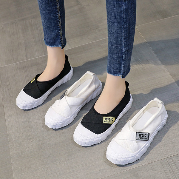 Alkalmi női mokaszin emblémával