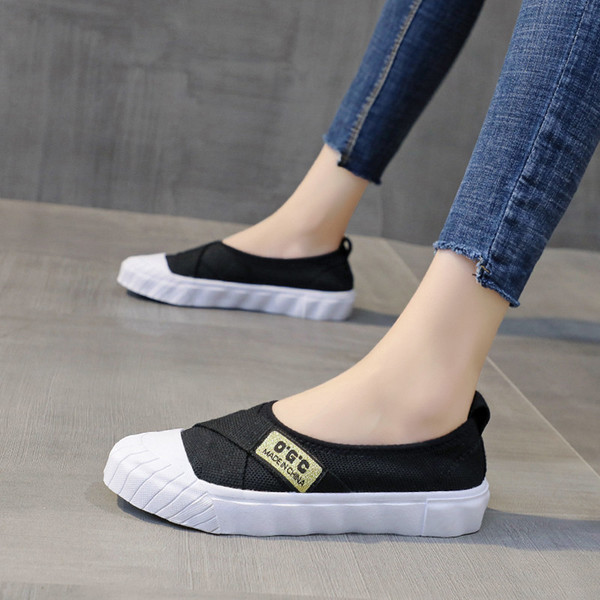 Alkalmi női mokaszin emblémával