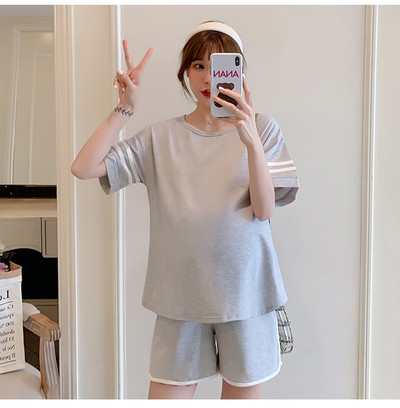 Napi szett várandós nők számára két részből áll, beleértve egy pólót és egy rövidnadrágot