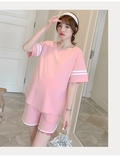 Napi szett várandós nők számára két részből áll, beleértve egy pólót és egy rövidnadrágot