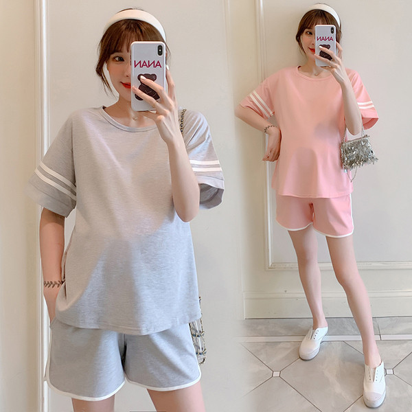 Napi szett várandós nők számára két részből áll, beleértve egy pólót és egy rövidnadrágot