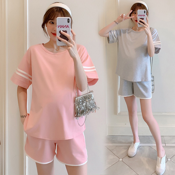 Napi szett várandós nők számára két részből áll, beleértve egy pólót és egy rövidnadrágot