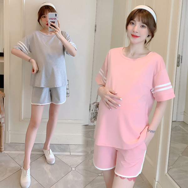 Napi szett várandós nők számára két részből áll, beleértve egy pólót és egy rövidnadrágot