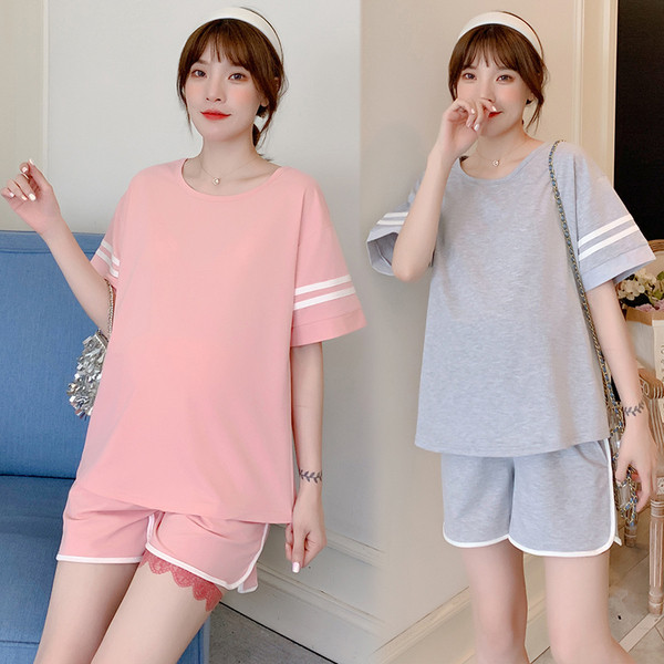 Napi szett várandós nők számára két részből áll, beleértve egy pólót és egy rövidnadrágot