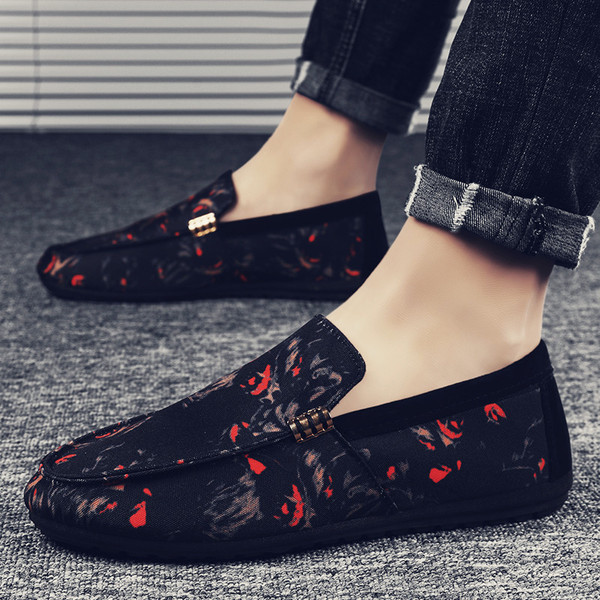 Modern textil mokaszinok fém elemmel