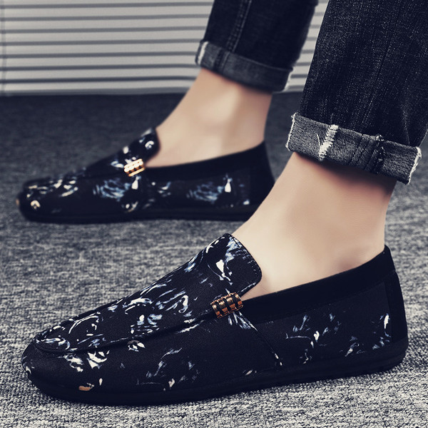 Modern textil mokaszinok fém elemmel